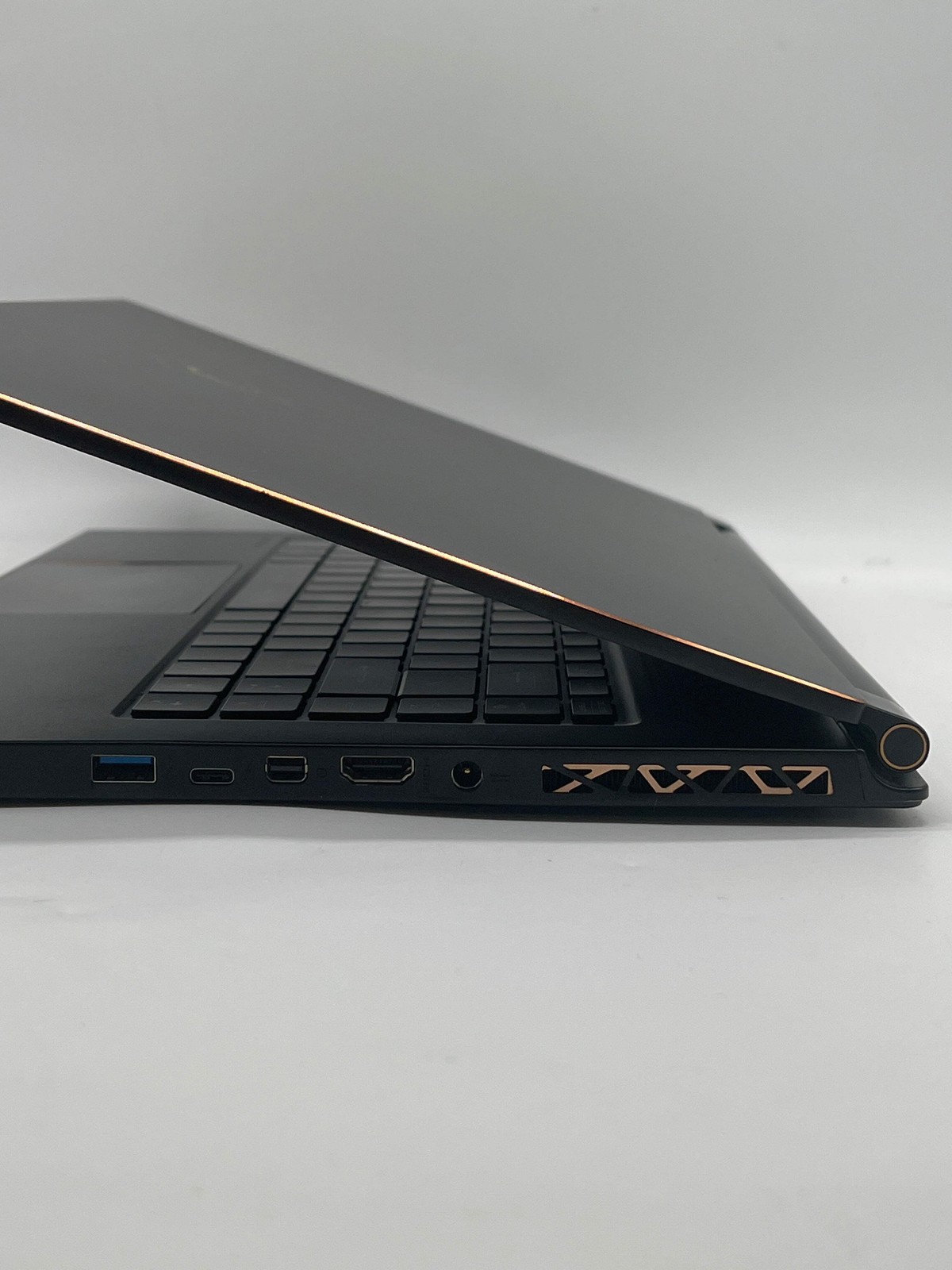 MSI GS65 Stealth Thin 8RE 15.6″ Core i7-8750H 16GB RAM 256GB SSD – Used