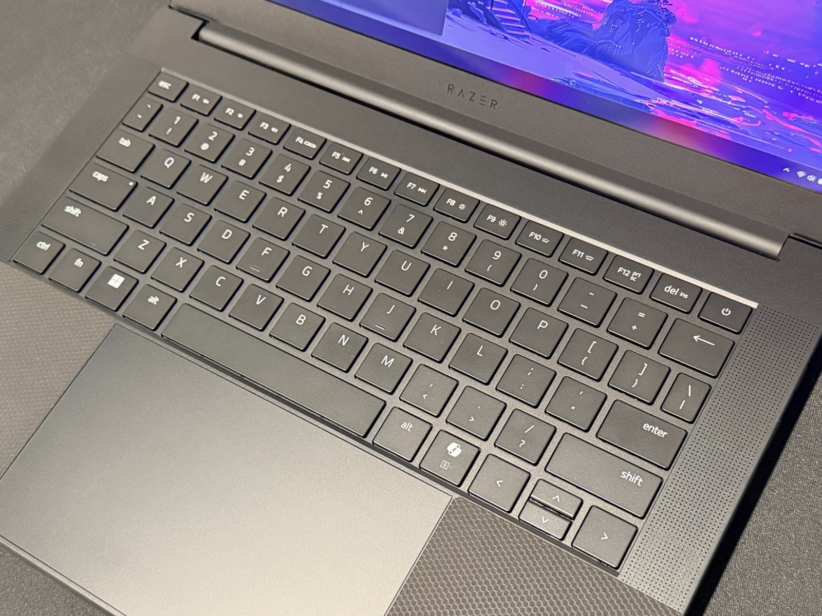 Razer 14″ 2025 32GB, 5070 (Samsung SSD 990 PRO – 2TB)