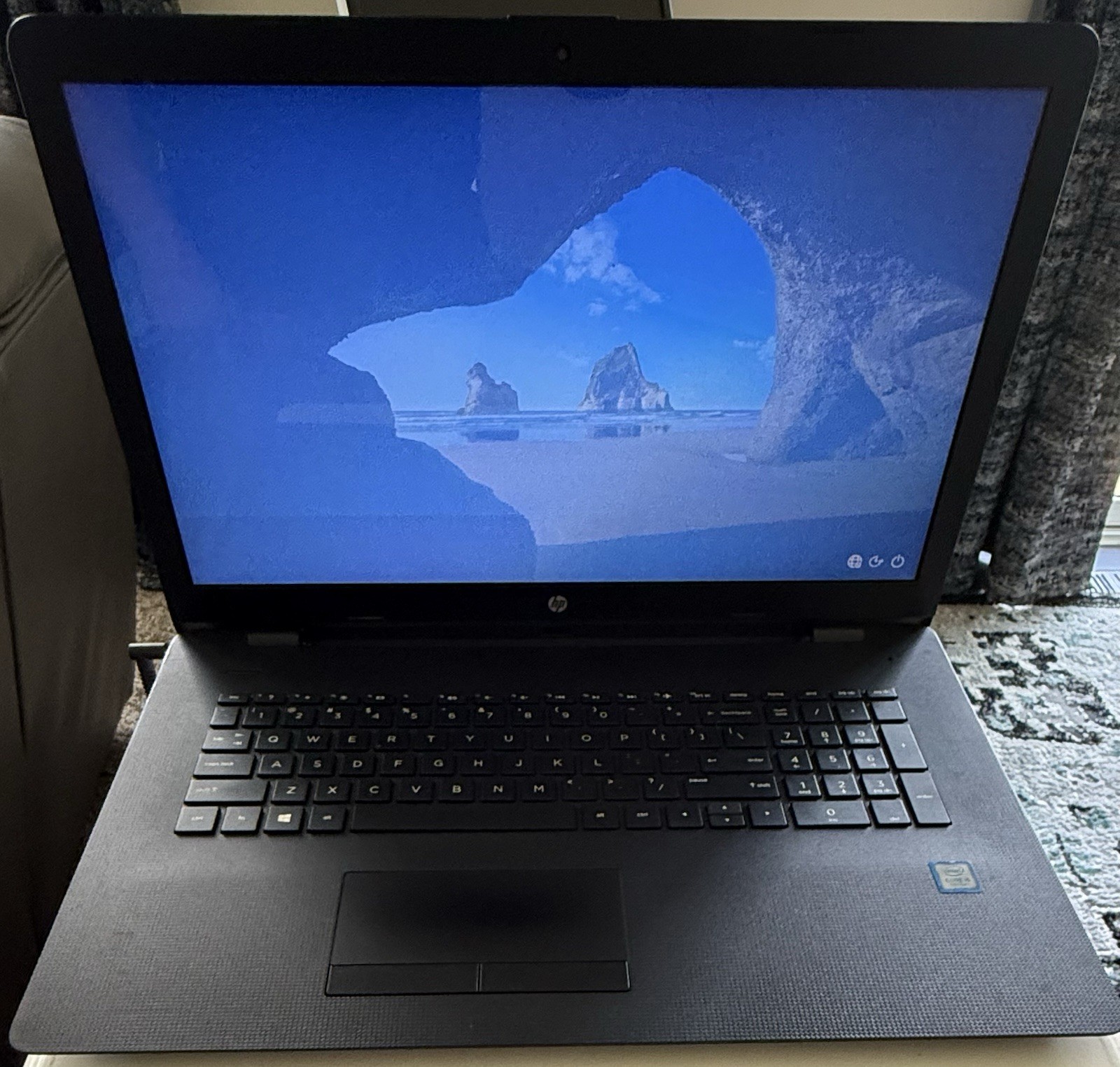 17.3″ HP PAVILION 17-BS049DX INTEL CORE i5-7200U 2.50GHZ No DDR, HHD, Adapter