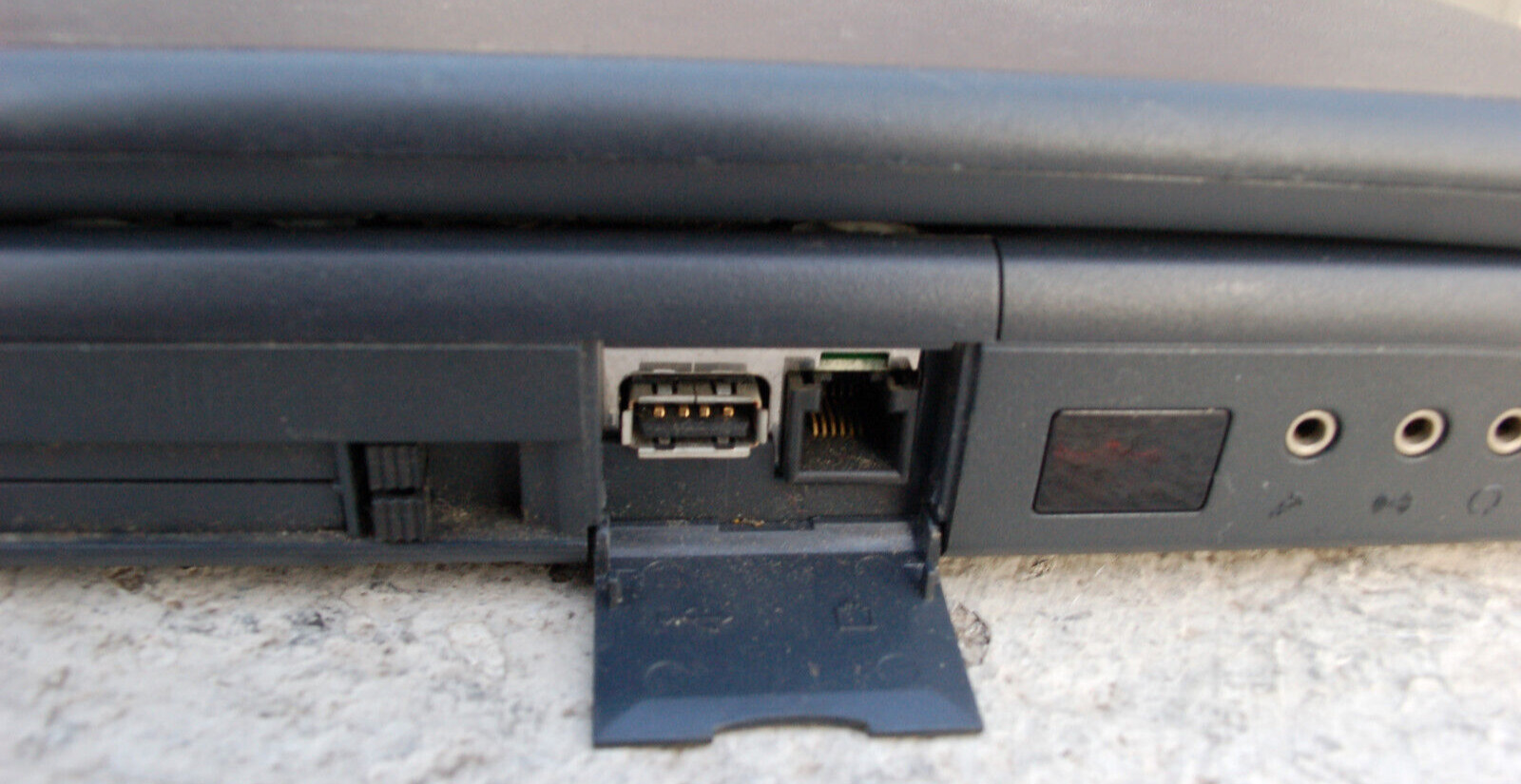 Vintage NEC Versa 2730M Laptop Intel Pentium 133MHz MMX CPU, CD-ROM, 3.5″ Floppy