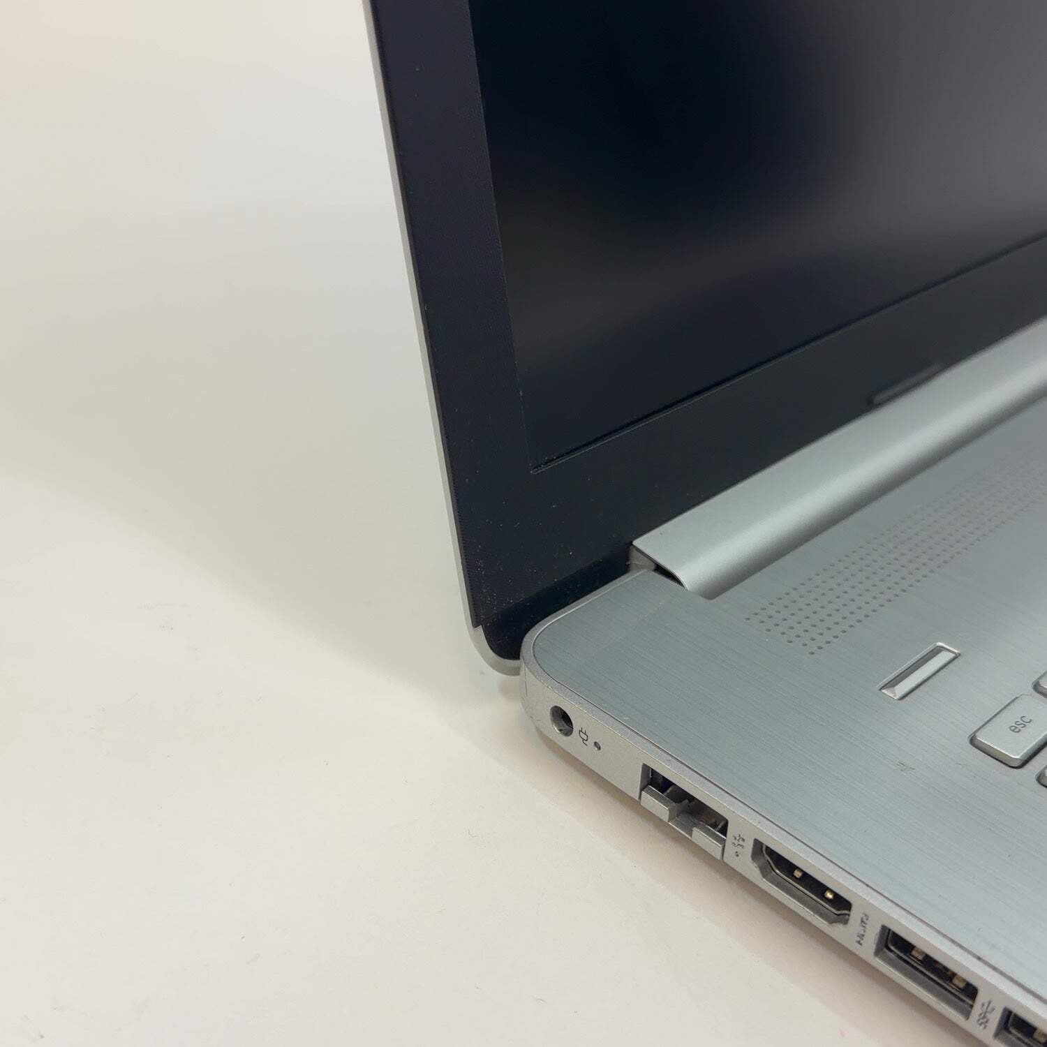 HP Laptop 17-BY3053CL 17.3″ i5-1035G1 1.0GHz 12GB RAM 1TB HDD