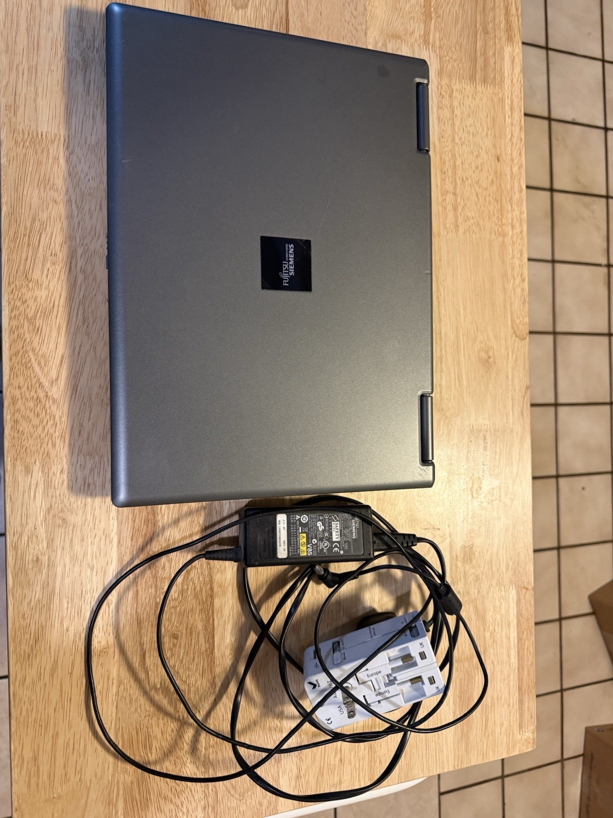 Fujitsu Siemens Esprimo Mobile V5535 Laptop T2370 Windows XP 2GB Needs Reset