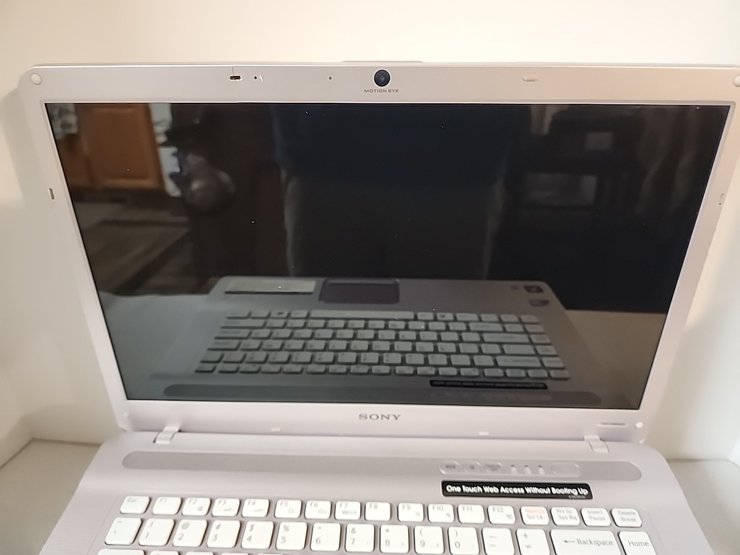 Sony VAIO PCG-7184L 15.6″ Laptop Pink With Black Base. For Parts Only No HD/RAM