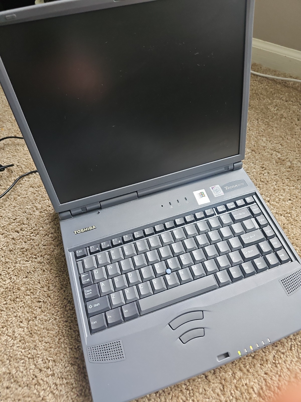 VINTAGE Toshiba Tecra 8000 Laptop Intel Pentium II, 300MHz TESTED WORKS NO HDD