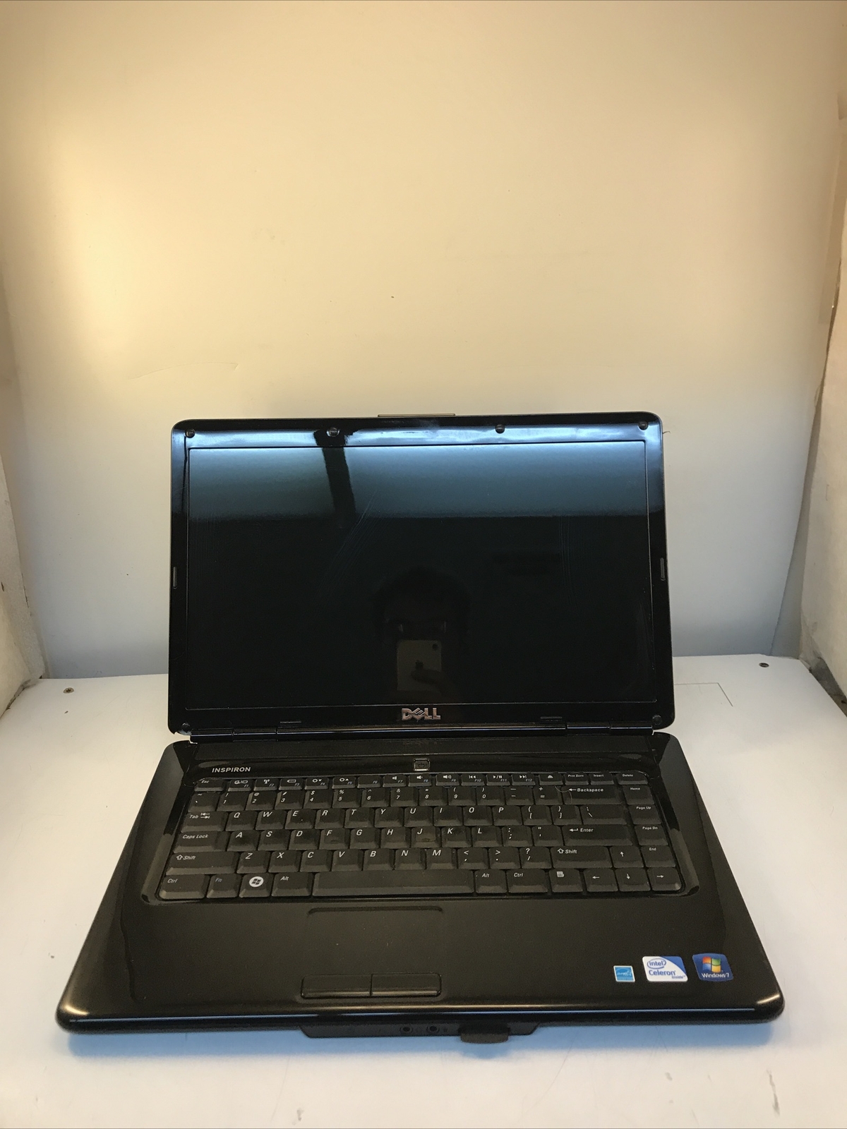 Dell Inspiron 1545 Laptop 15″ Intel Celeron 900 2.20GHz 2 GB Boot to BIOS No HDD