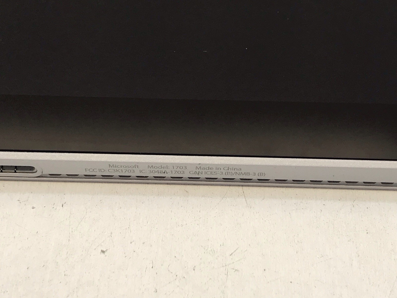 Surface Book 1703 13.5″ i5-6300U/8GB/256gb ssd/NO KEYBOARD/Bad Touchscreen/batt