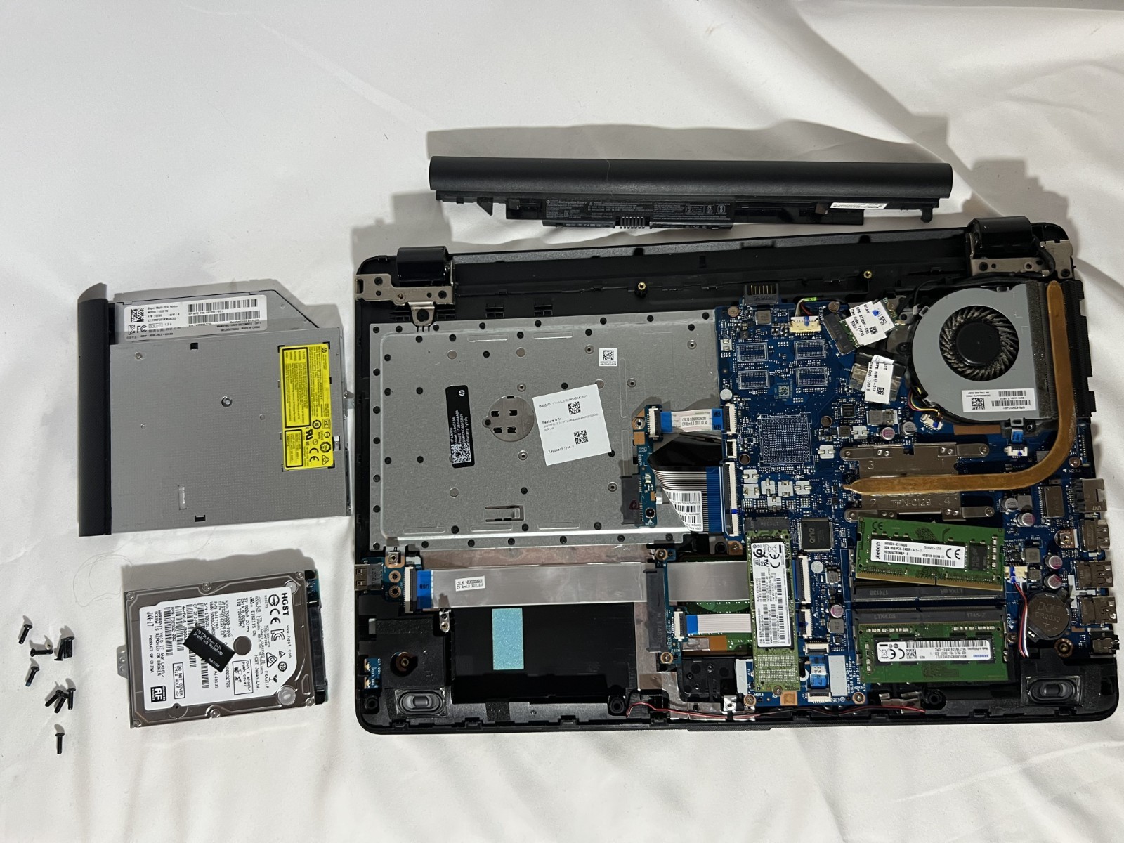 (READ!) HP Laptop 15-bs013dx: Core i3-7100U @2.40GHz, 12Gb DDR4, HDD+SSD, HP-OEM