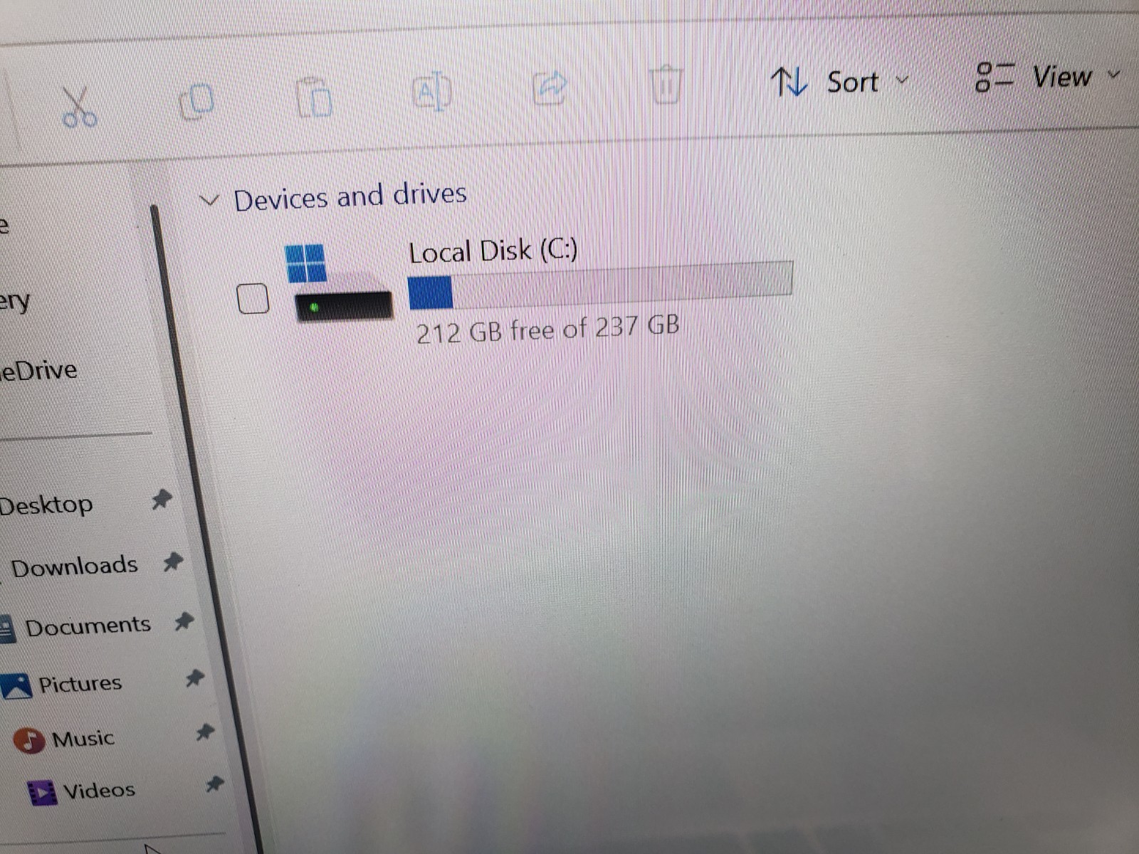 Dell Inspiron 7373 – 13.3″ – i5-8250 – 8GB ram – 237GB SSD screen damaged