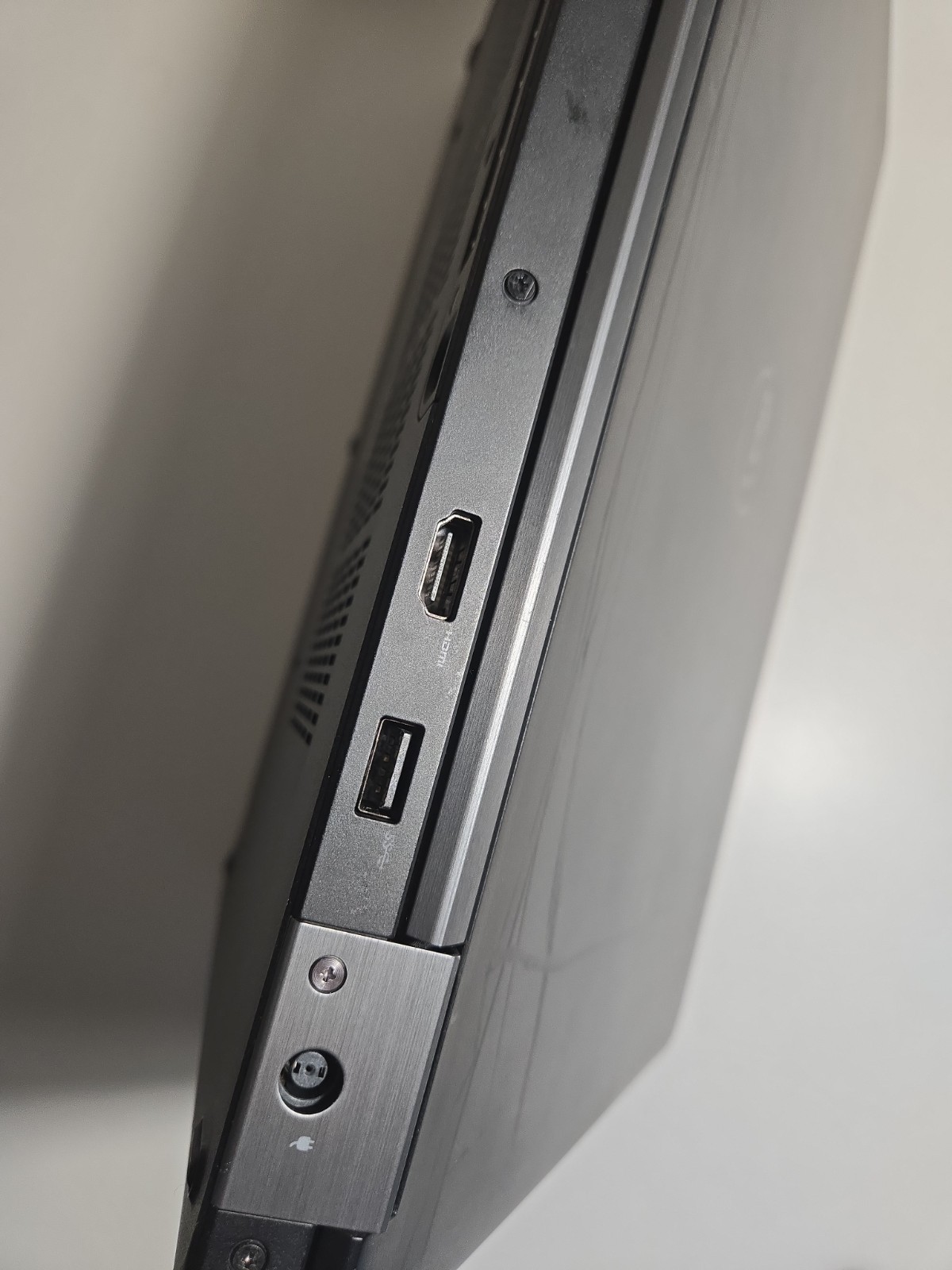 Dell 15,6″/i7-6820HQ/ATI Radeon R9/8Gb/ssd 250/Camera/ Battery Is Good/…/NO AC