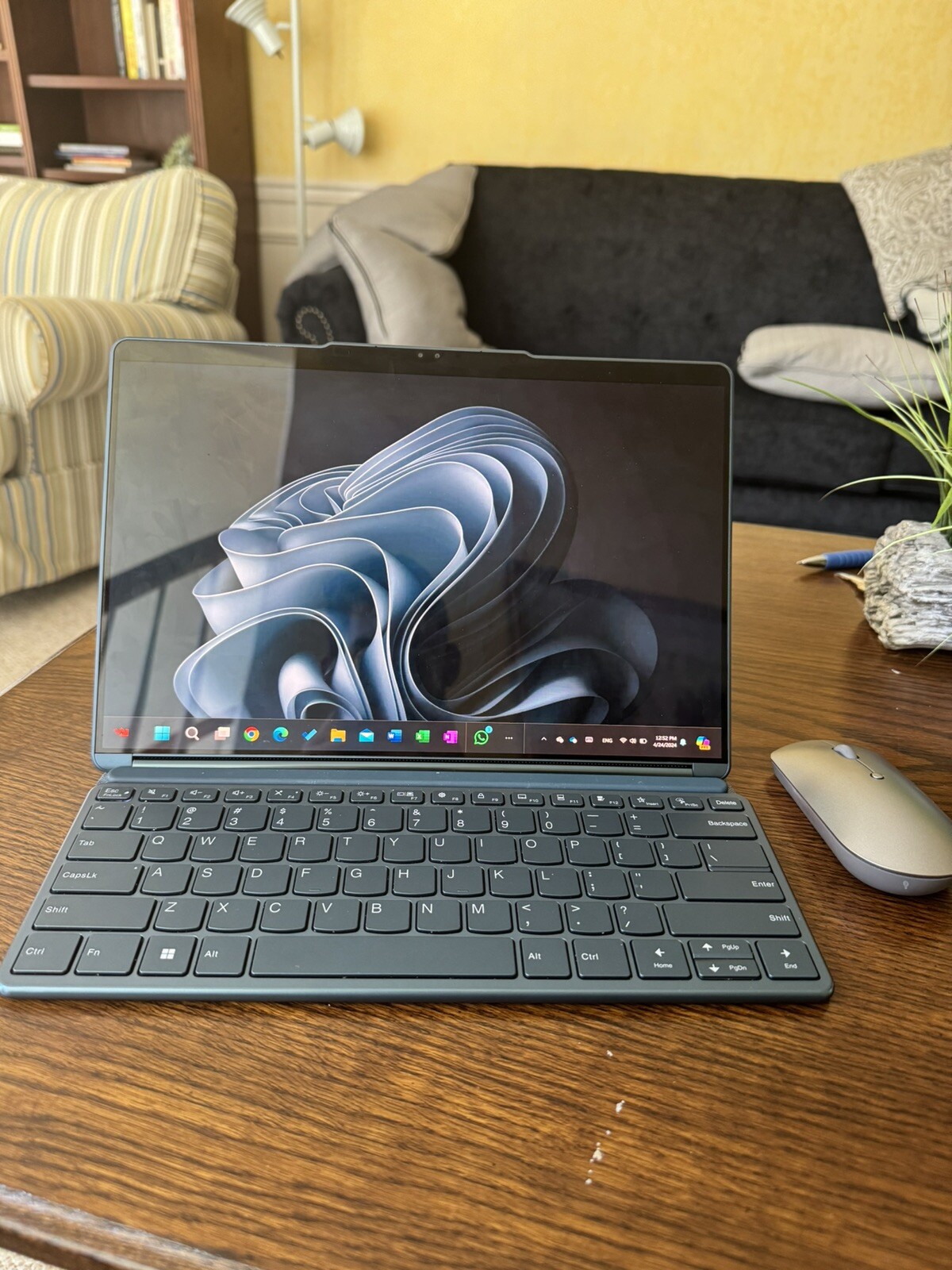 Lenovo Yoga Book 9 13IRU8 13.3″ (512GB SSD, Intel Core i7 13th Gen., 5.00…