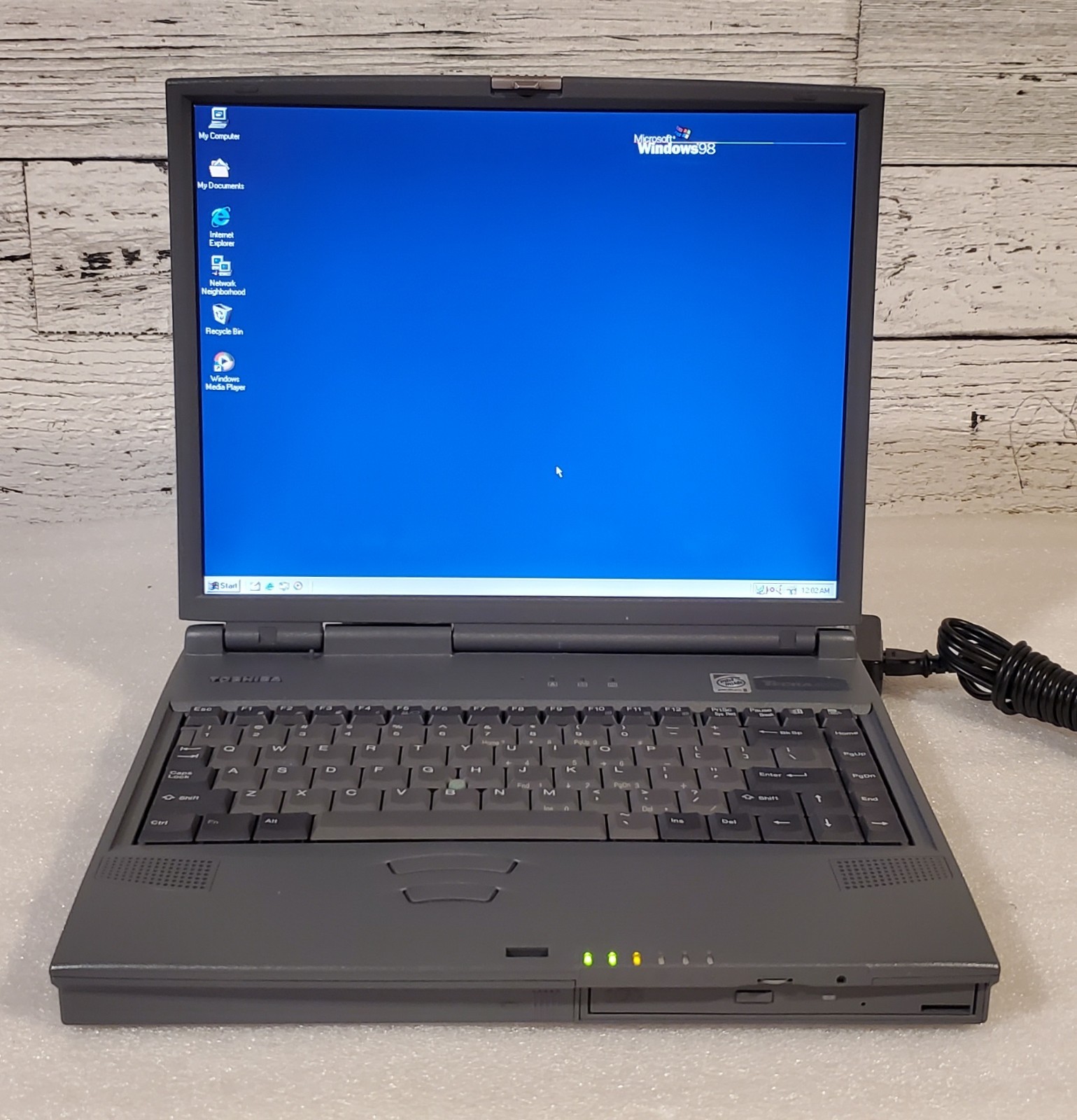 Vintage Toshiba Tecra 8000 Laptop – Pentium II Win98, w/Manual, Boots & Working