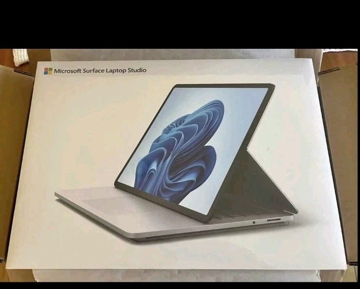 Microsoft Surface Laptop Studio 14.4″ Touch (256GB SSD, Intel Core i5 11th Gen.,