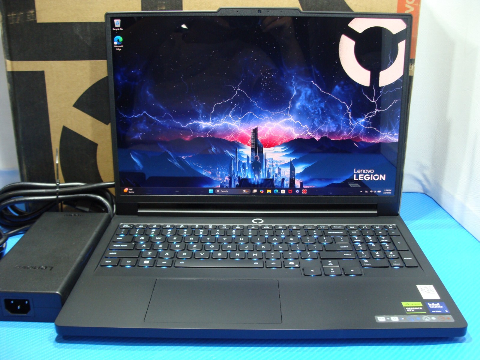 Lenovo Legion Pro 7 16IAX10H 16″ WQXGA 240hz Ultra 9 RTX 5080 32GB 1TB SSD W11H