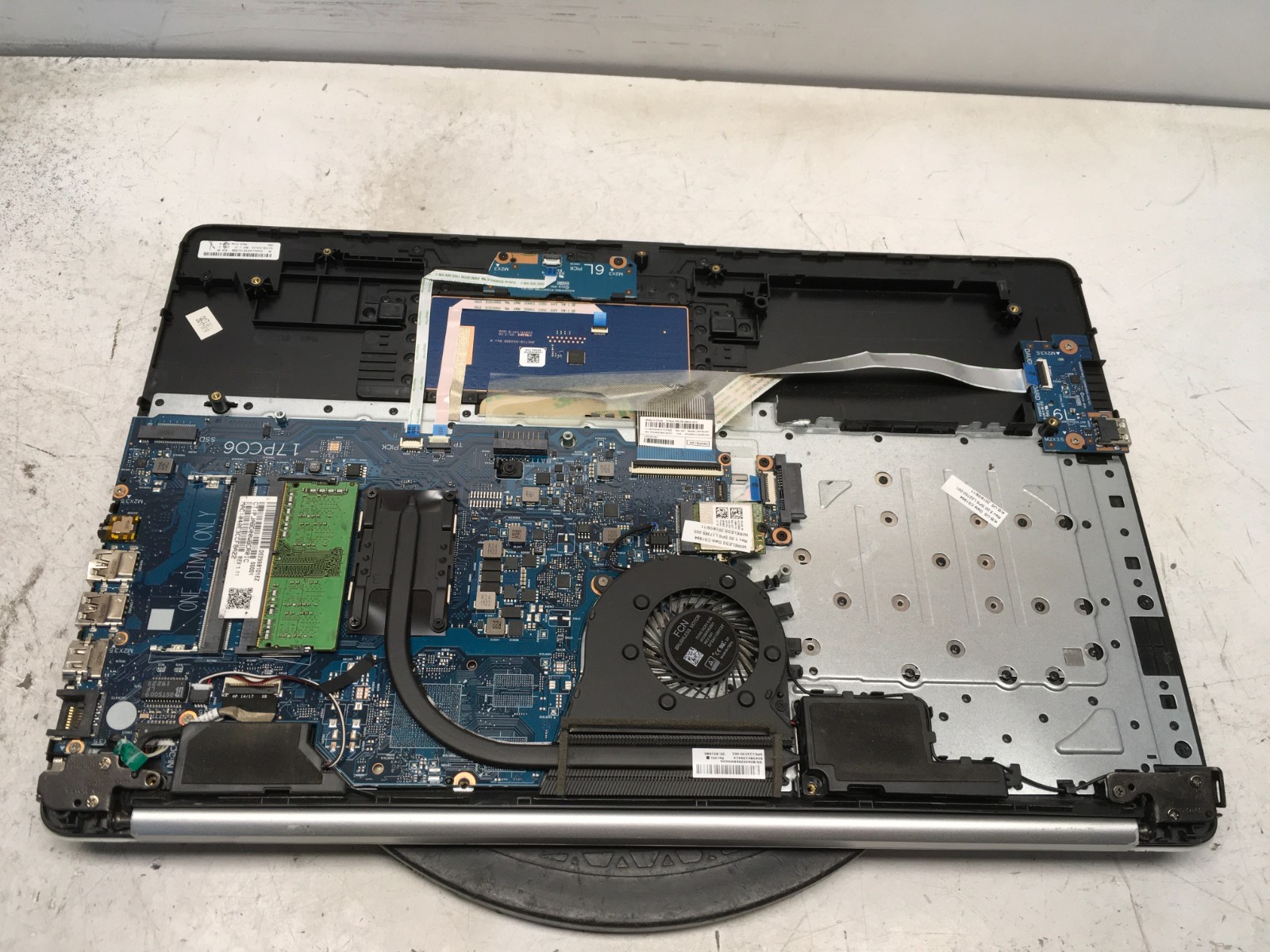 HP 17-CA1 AMD Ryzen 3 3200U 2600MHz 4 GB NO HDD