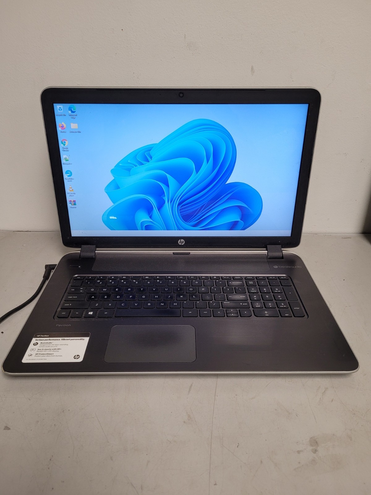 Hp pavilion 17 17.3″amd A10-5745m 2.1ghz 6gb ram 700gb hdd charger 5CD42940KL