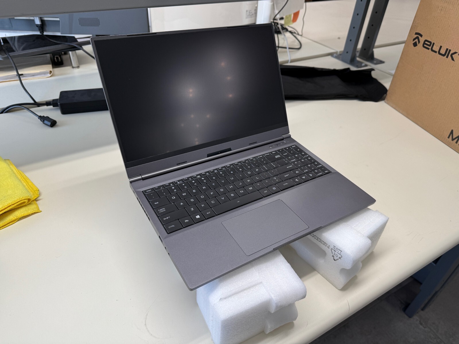 Eluktronics MAX-15 15.6″ FHD display i7 10875H Nvidia GTX 2070 Super 1TB 32GB
