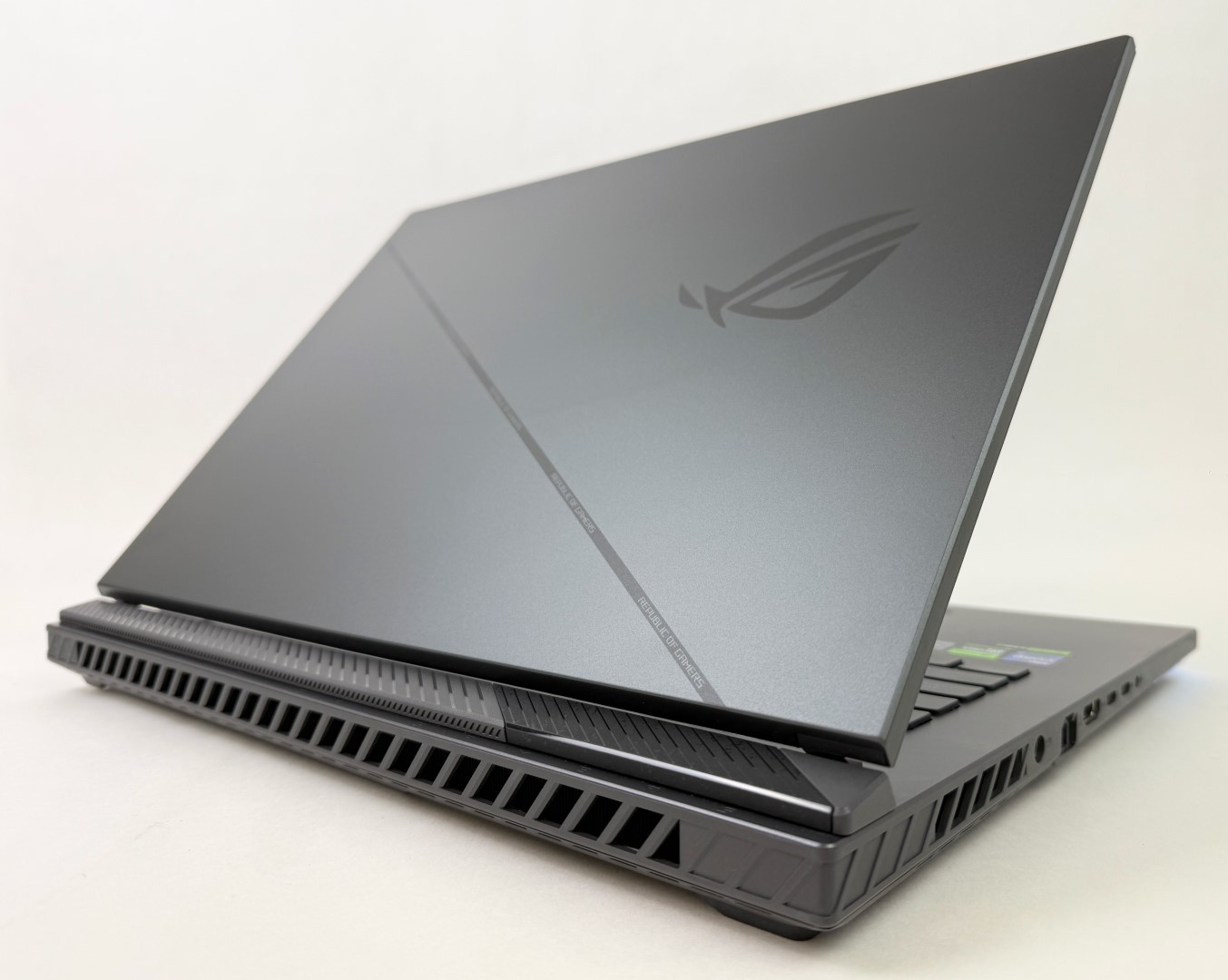 ASUS ROG Strix G18 18″ QHD 240Hz i9-14900HX 32GB 1TB SSD RTX 4060 W11H