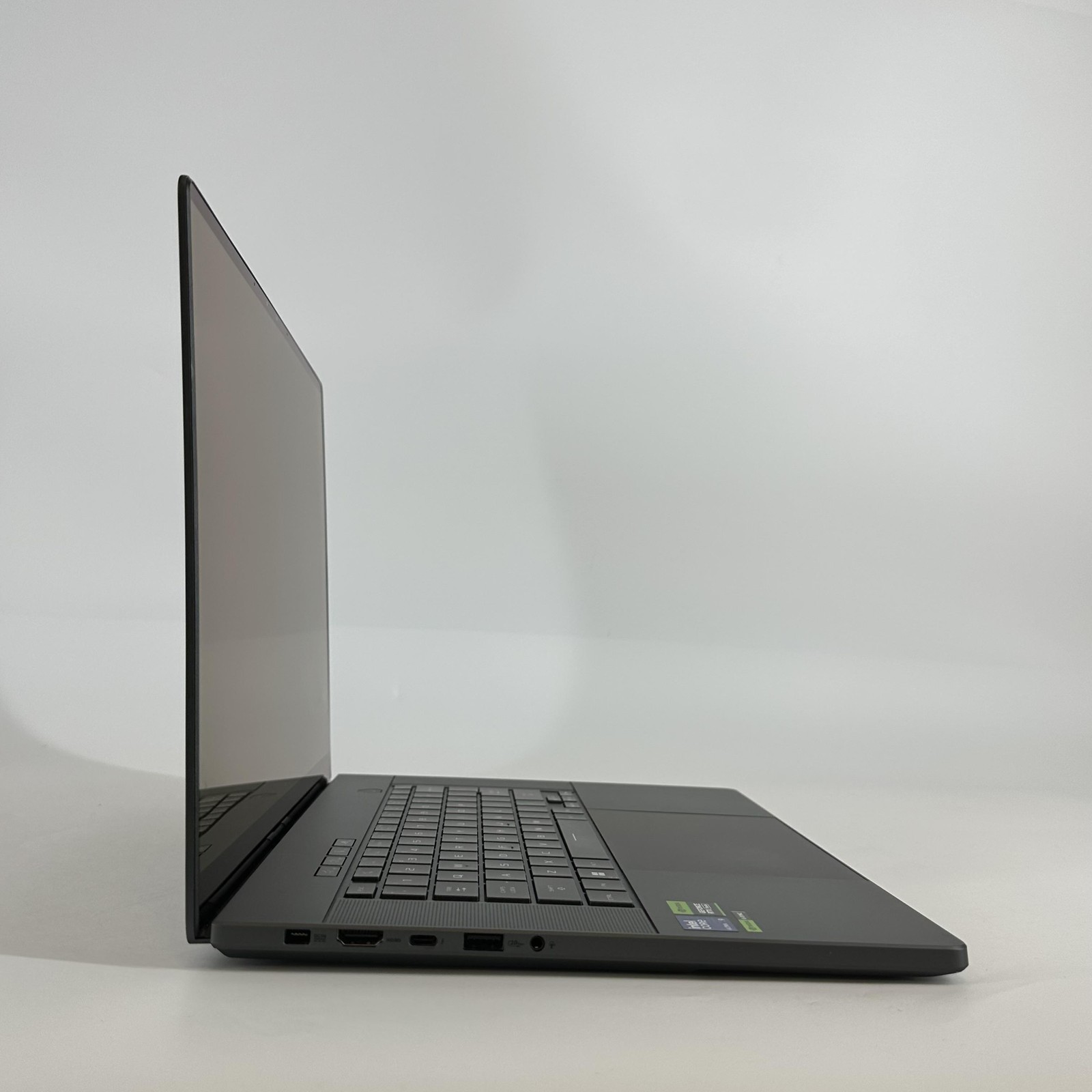 Asus ROG Zephyrus G16 GU605 240Hz QHD+ 2.5GHz Ultra 9 185H 32GB 2TB SSD RTX 4090