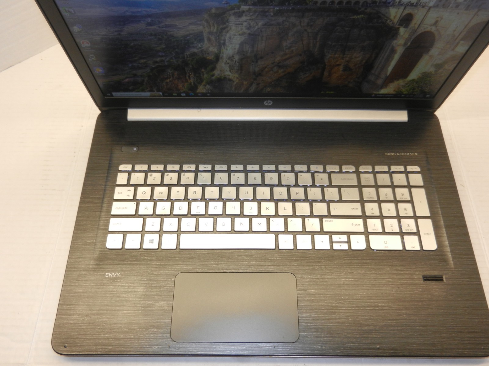 HP ENVY 17T-N100 17.3 COREi7-6700HQ@2.6GHz 16GB RAM 2TB HDD WINDOWS 10