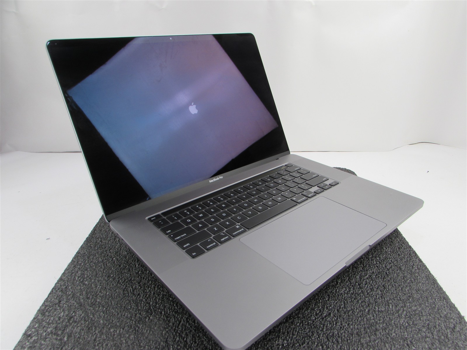 APPLE MACBOOK PRO A2141 3072X1920 I9-9980Hk 1TB SSD 32GB RAM AMD GPU NO O.S
