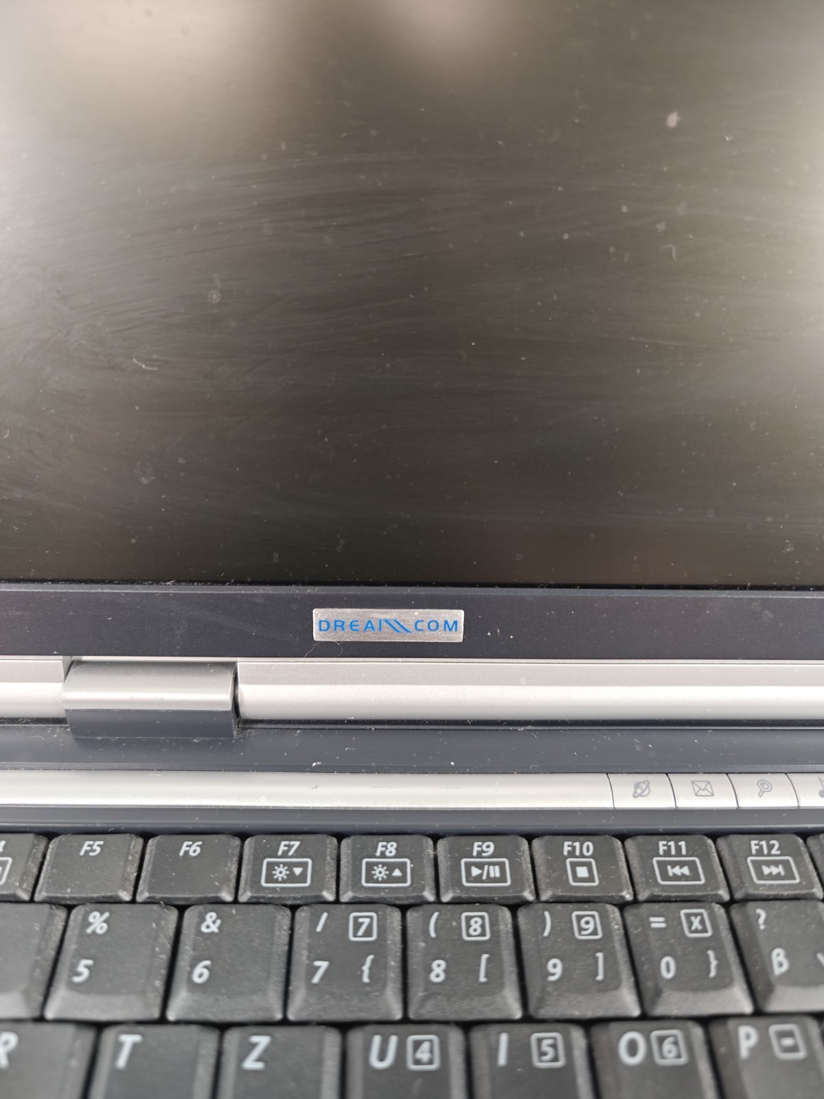 Dreamcom Vintage Laptop Mobile AMD Sempron 3000+1805MHz 480MB Ram No OS/HDD