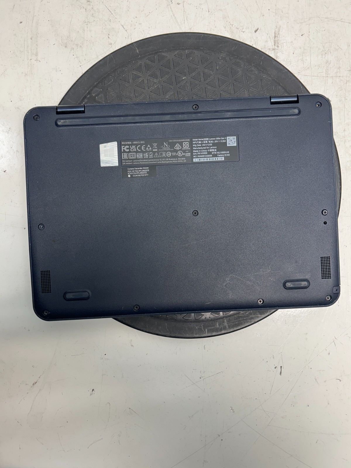 Lenovo Ideapad 300w AMD 3015e 1.20GHz 4GB 64GB eMMC No OS Cracked Screen