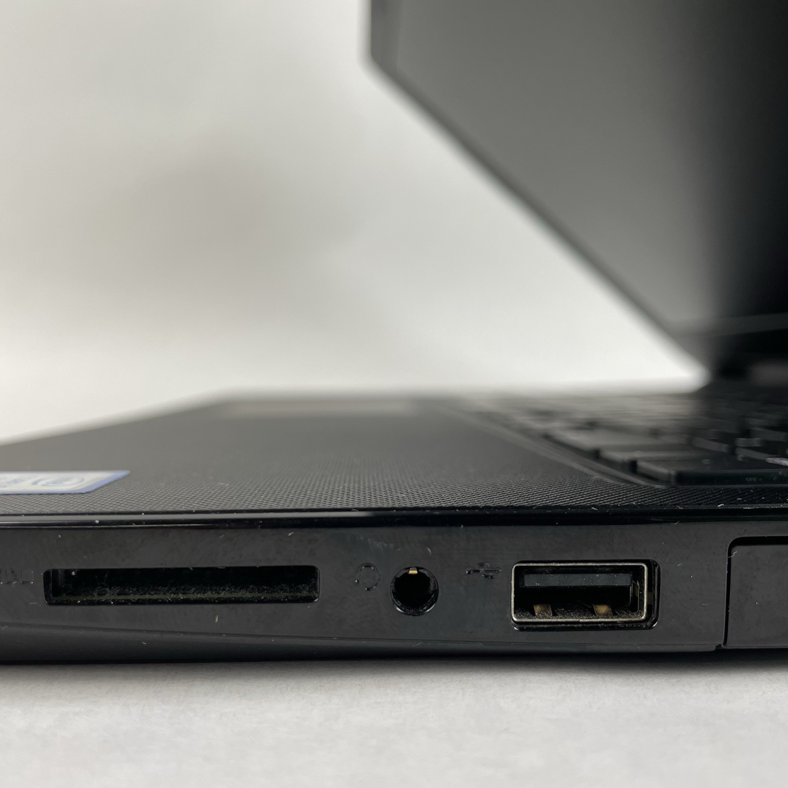 Dell Inspiron 3576 15.6″ i5-8250U 1.60 GHz 8 GB RAM No SSD/OS/AC/Batt