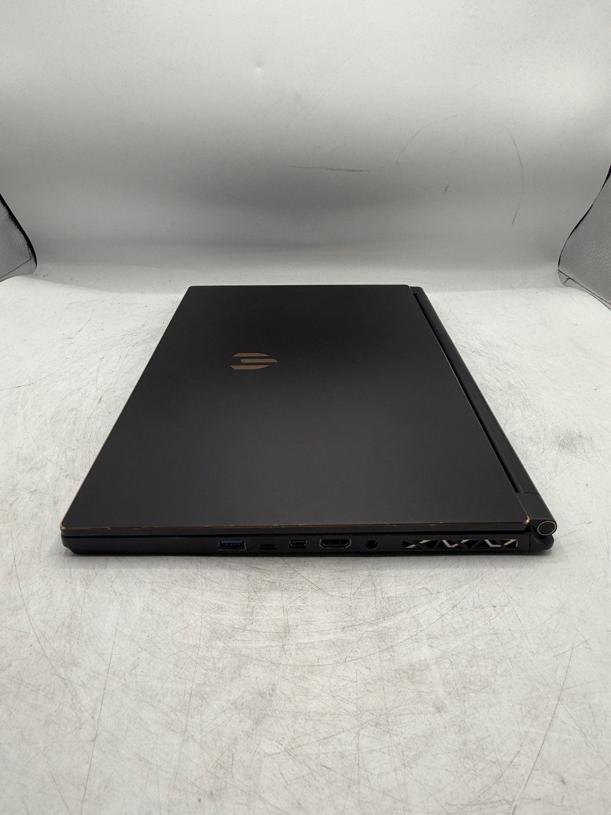 MSI WS65 9TM 15.6″ i9-9880H 8GB RAM Quadro RTX 5000 READ