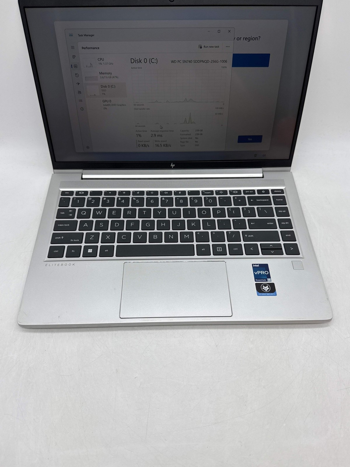 HP EliteBook 640 G10 14.0″ FHD Touch Core i5-1335U 256GB SSD 8GB RAM -White Spot