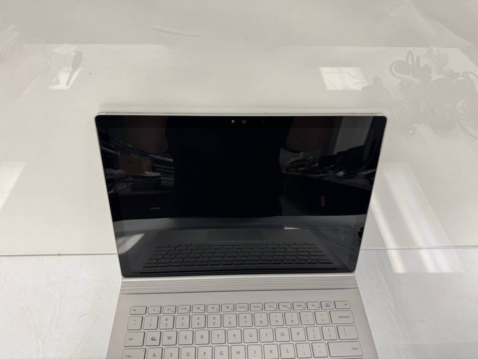 Microsoft Surface Book 1st Gen. 13.5″ Intel i5-6300U @2.40GHz 8GB Ram 256GB SSD