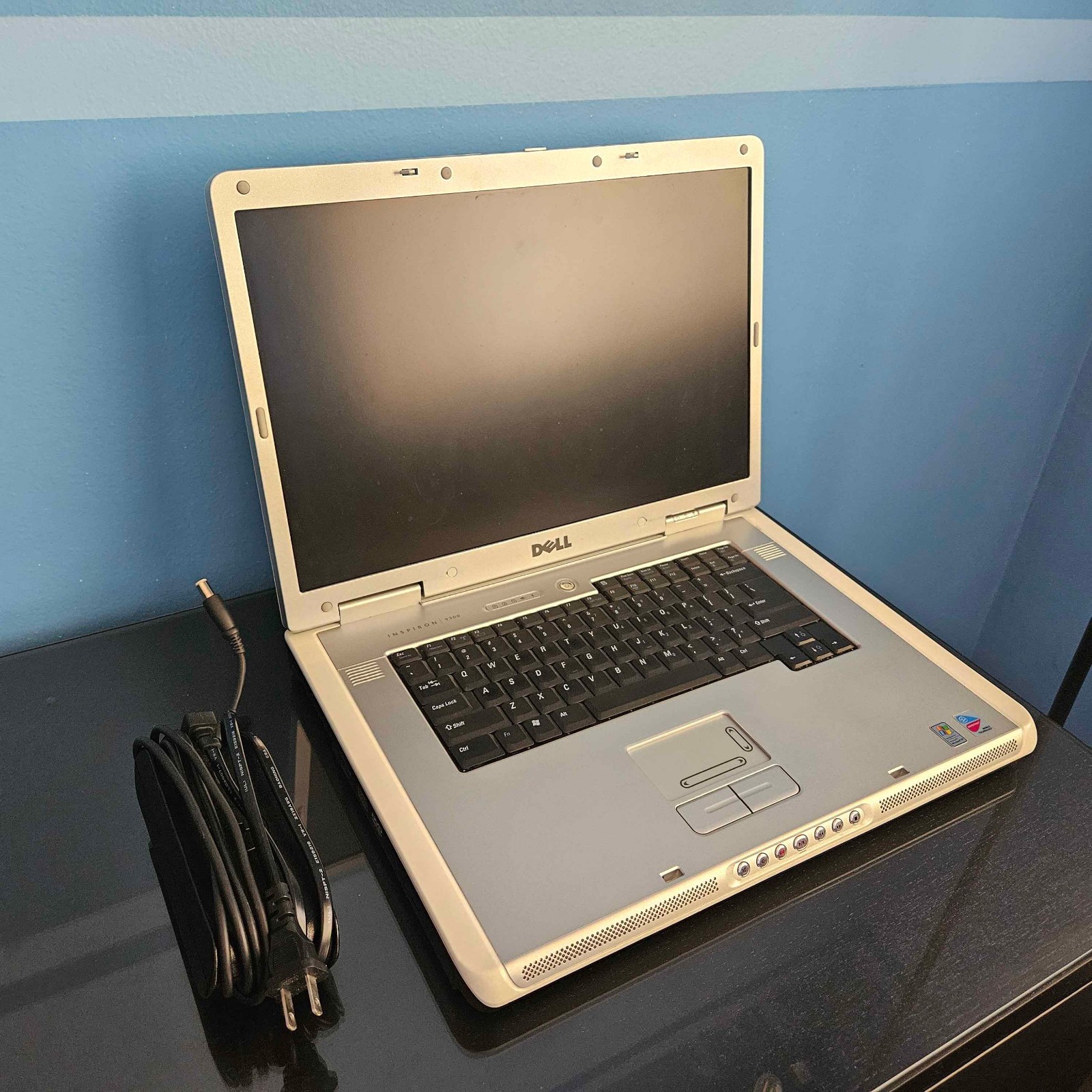 Dell Inspiron 9300 Pentium M 768 MB RAM 56 GB HDD Linux (With Charger!)