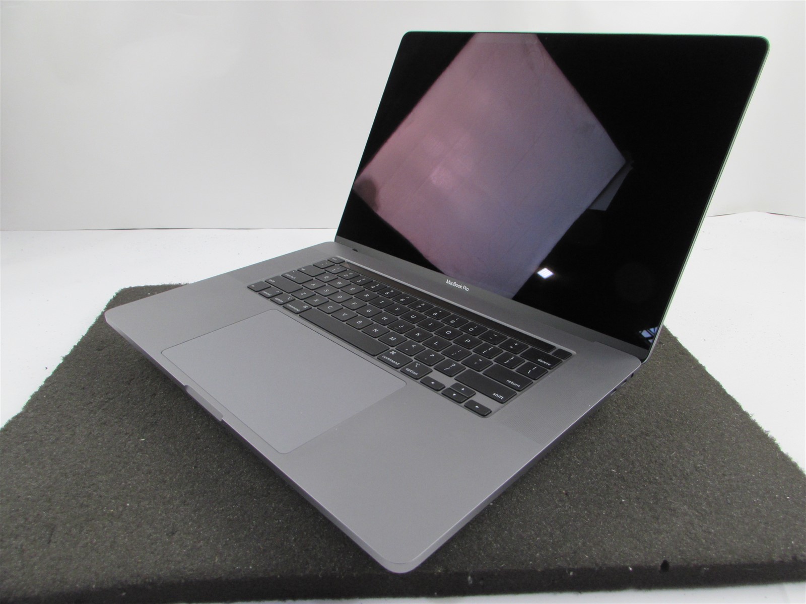 APPLE MACBOOK PRO A2141 3072X1920 I9-9980Hk 1TB SSD 32GB RAM AMD GPU NO O.S