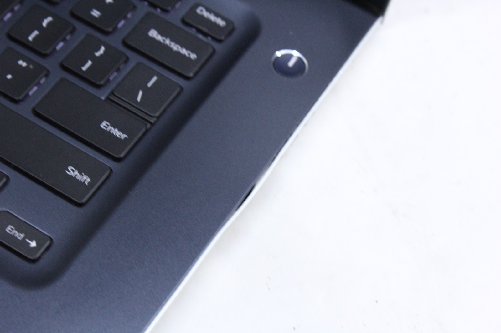 Dell Vostro 5471 | Cosmetic Grade C | i5-8250U, 8GB Ram, 256GB NVMe, Win 11 P