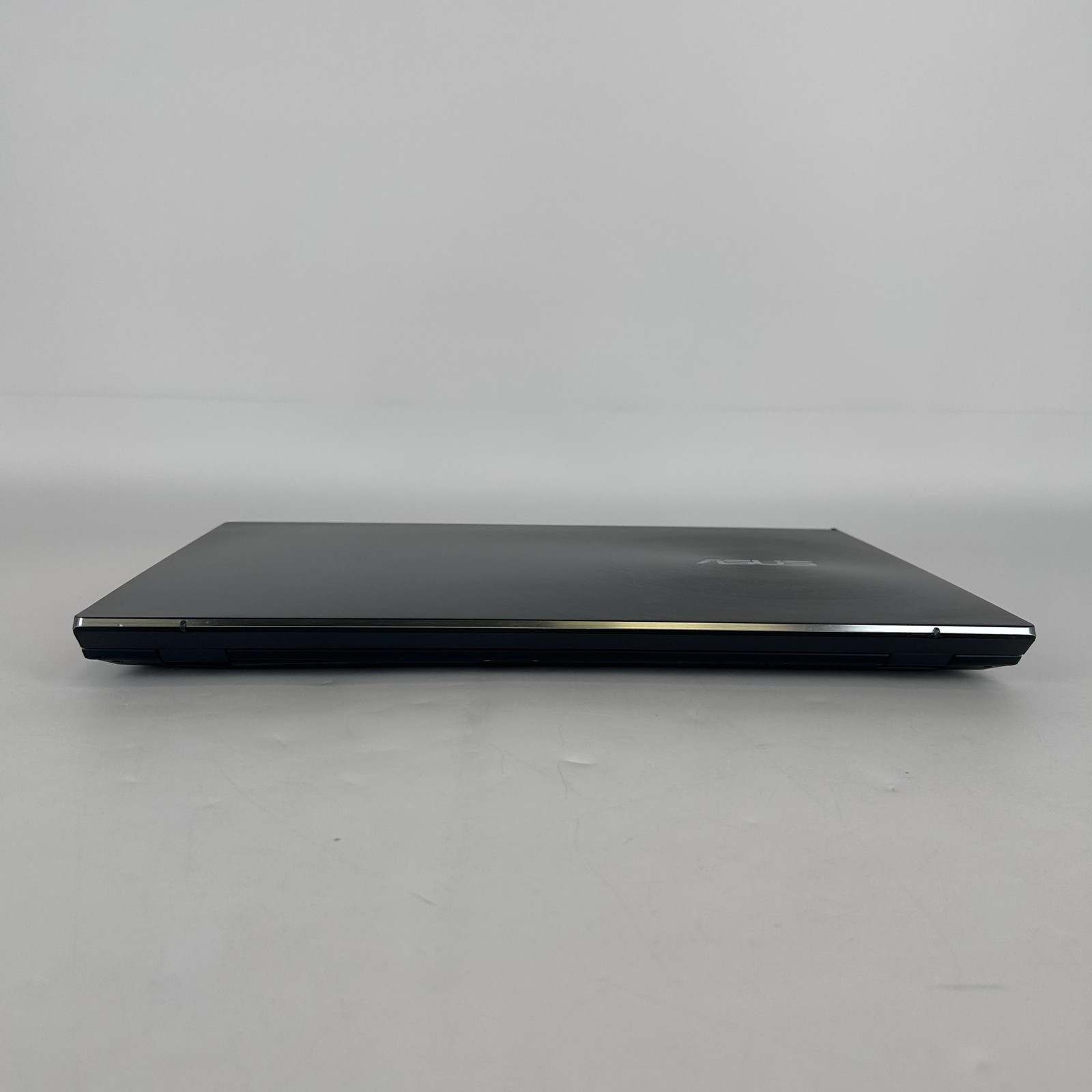 Asus Zenbook Pro Duo 15 4K TOUCH 2.4 GHz i9-9980HK 32GB 1TB SSD RTX 2060 Good