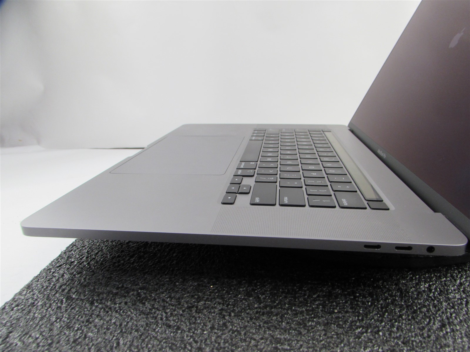 APPLE MACBOOK PRO A2141 3072X1920 I7-9750H 500GB SSD 16GB RAM AMD GPU NO O.S