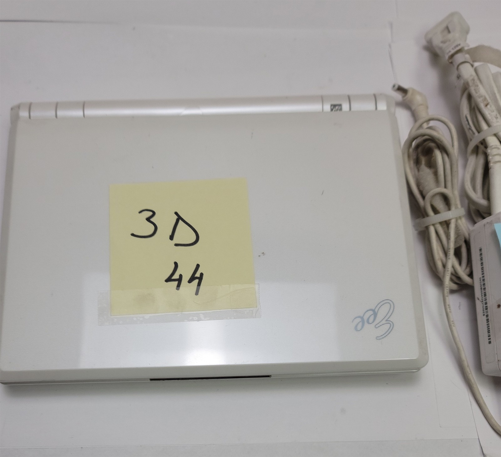 Asus Eee PC 900A Laptop, Intel Atom 1.60 GHz , 1.99 GB RAM, Windows XP Pro SP3