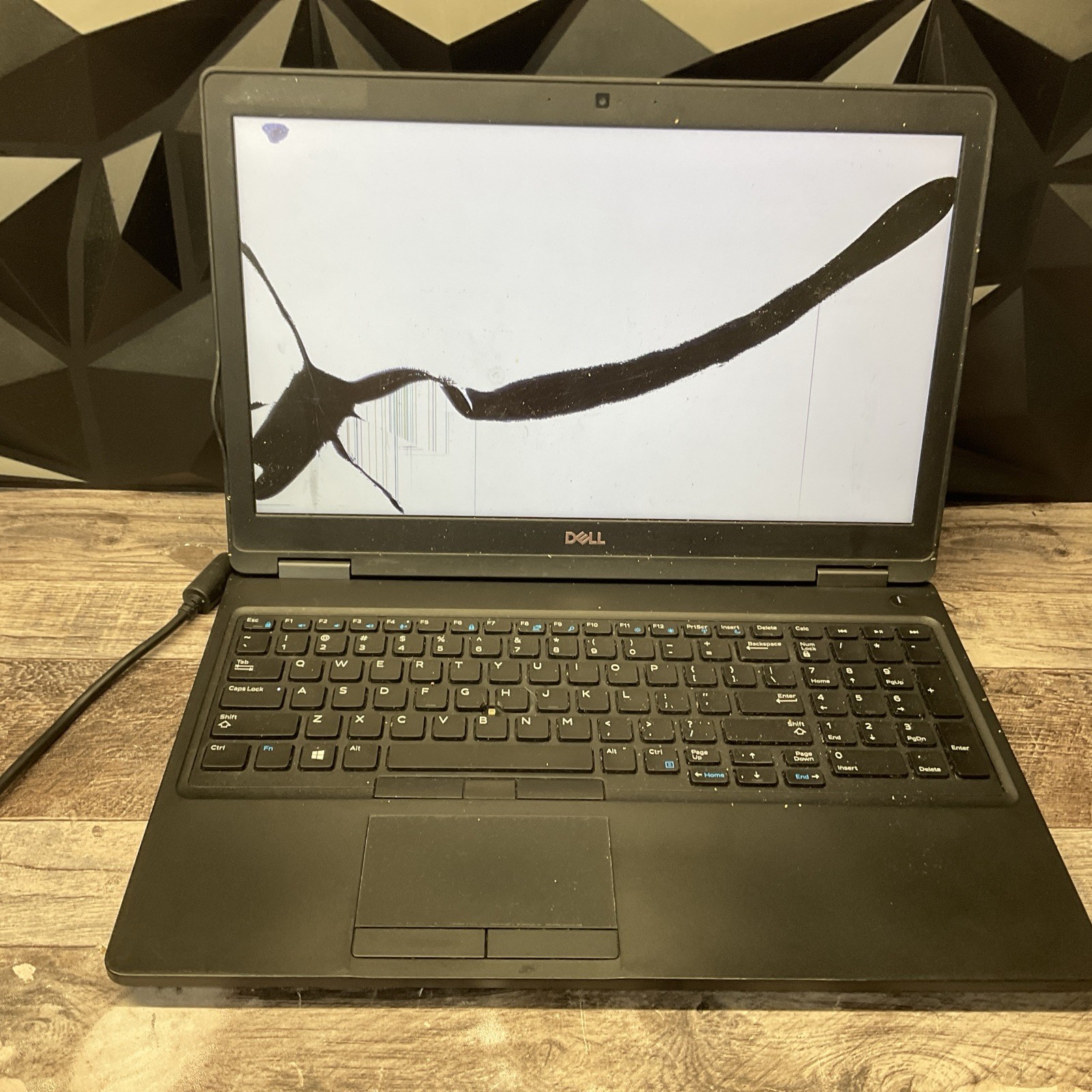 Dell Latitude 5590 / No POST / Cracked Screen / No RAM / No SSD / O10