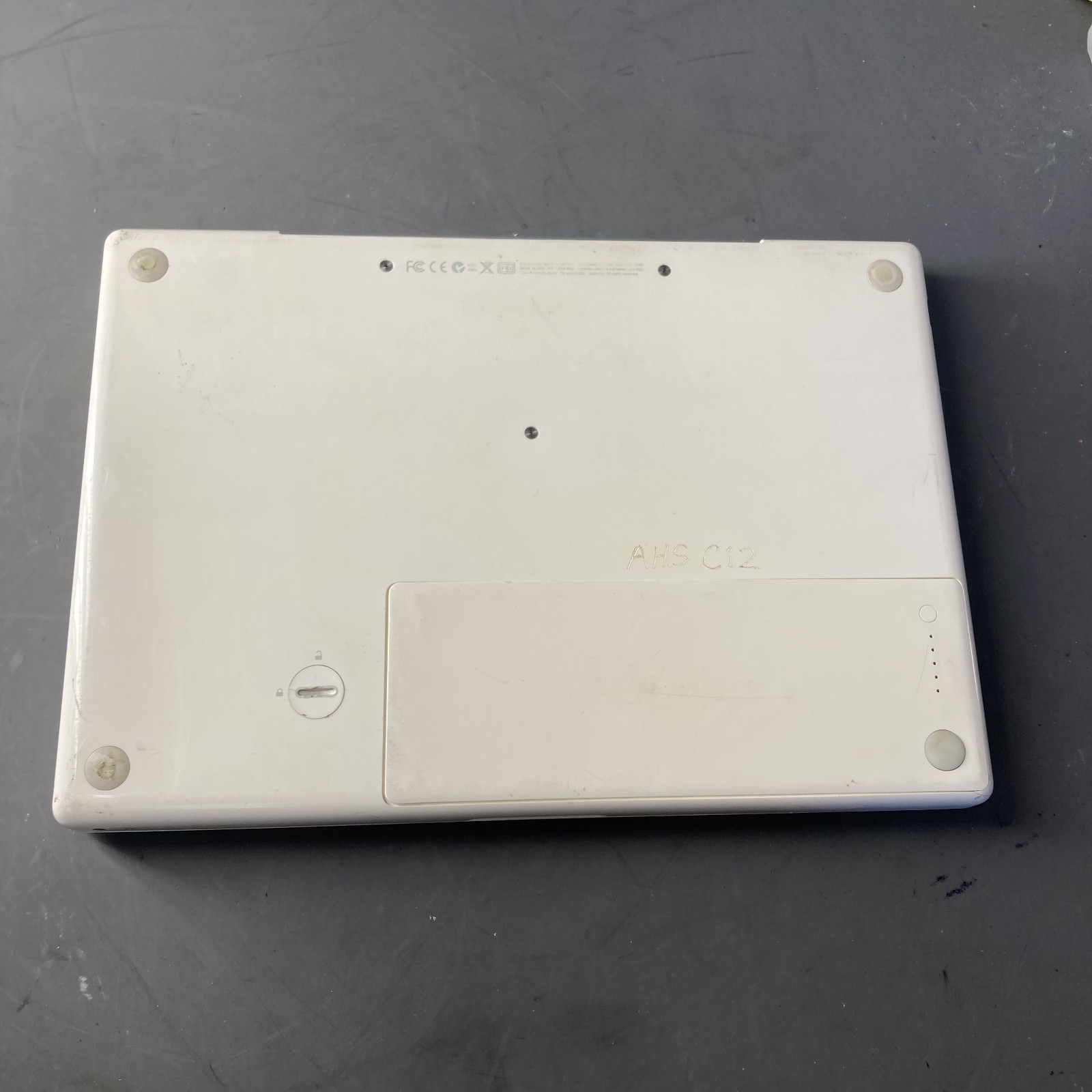 Apple MacBook 13″ Core 2 Duo T8100 2.1GHz 2GB RAM 320GB HDD MacOS X Leopard