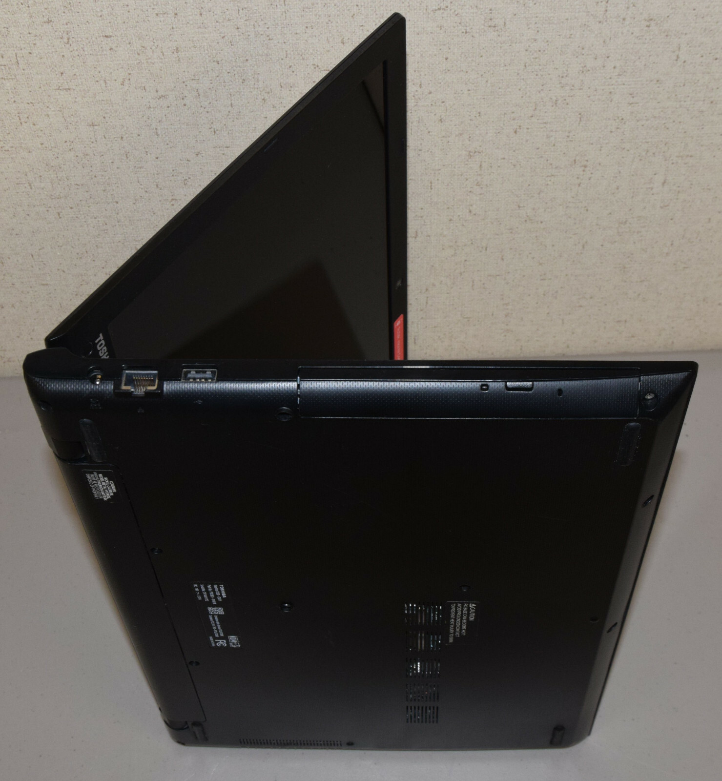 FLAWED LCD Toshiba Satellite C55D-C5271 15.6″ AMD A4-7210 1.8GHz Quad Core 8GB