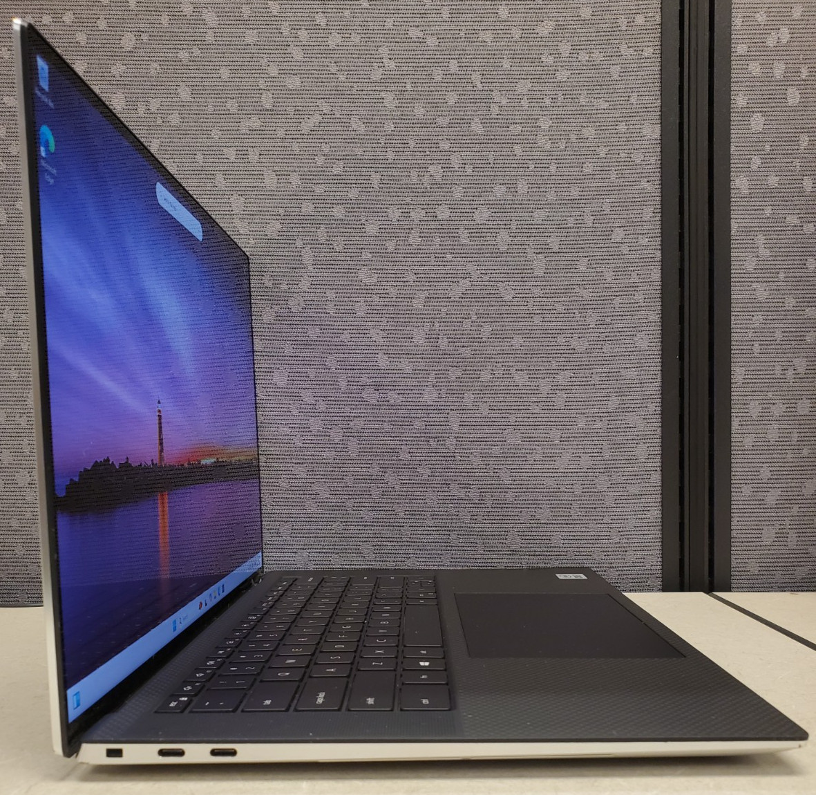 DELL XPS 15″ 9500 w/power adapter