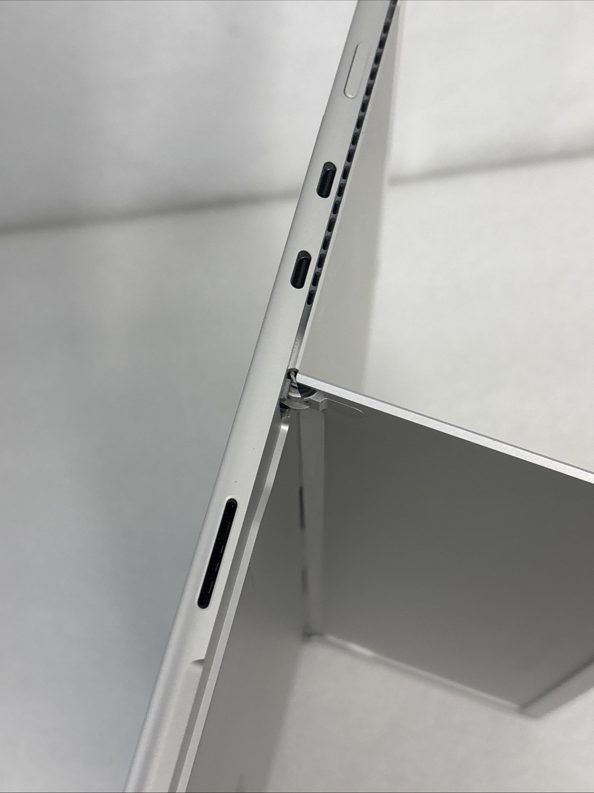 Microsoft Surface Pro 8 (256GB, Intel i5 11th, 16GB, LTE) Platinum *Scratches*