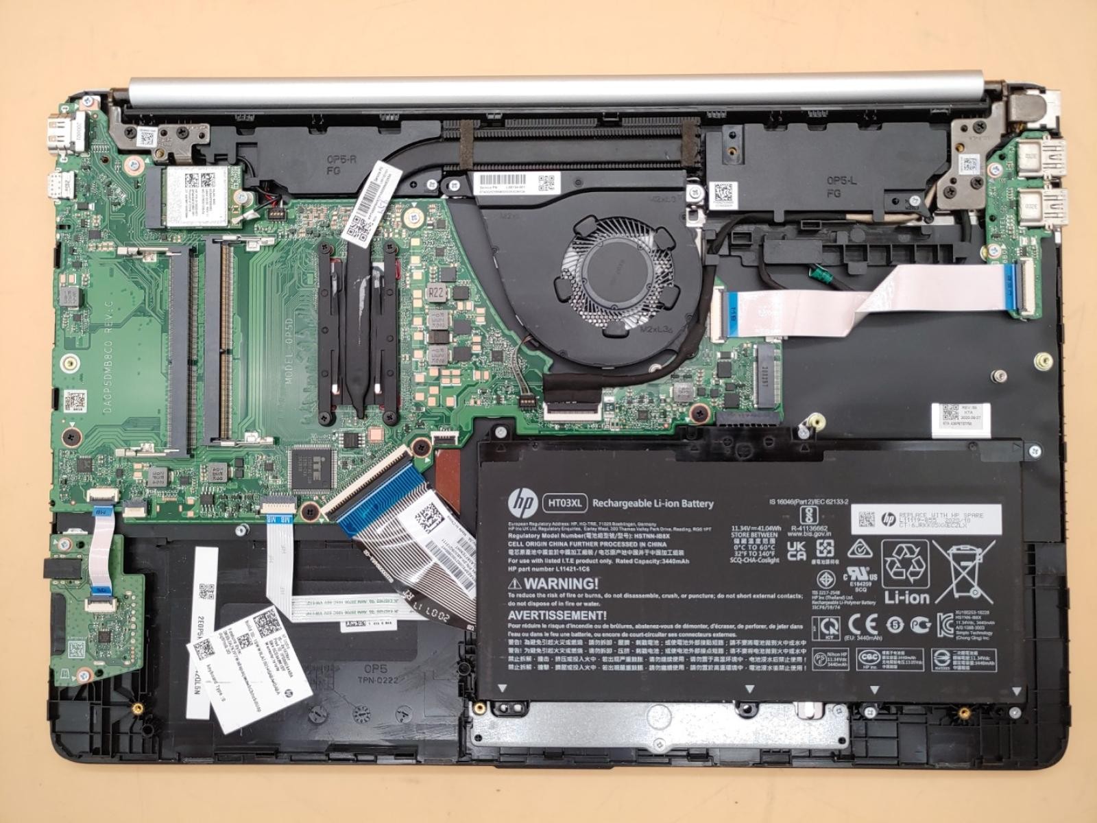 HP Notebook 15-dy1076nr 15.6″ i5-1035G1 *NO RAM/NO SSD/NO AC* **CRACKED SCREEN**