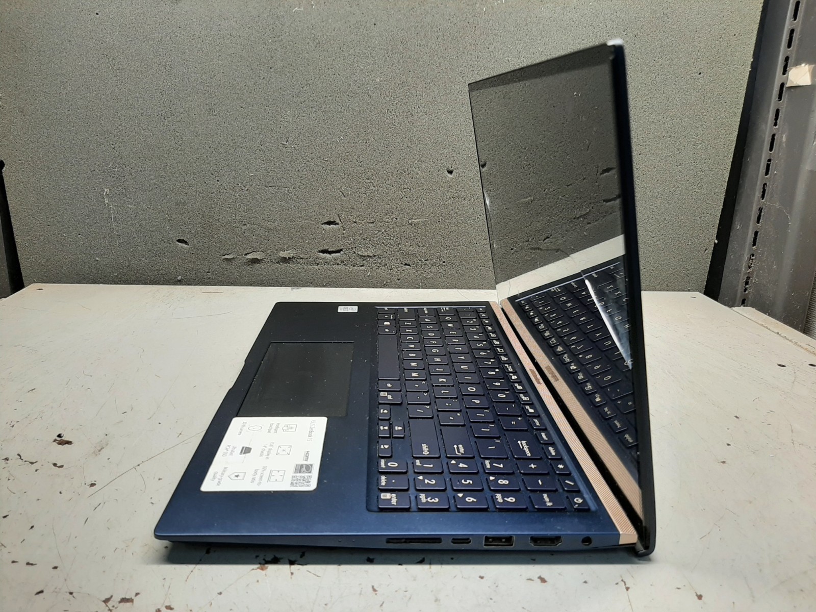 Asus ZenBook 15 15.6″ i7-10510u 16GB RAM No SSD No Battery – FOR PARTS