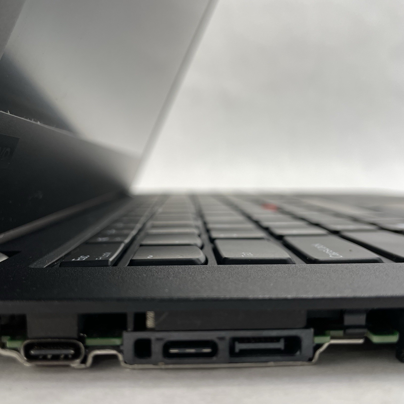 Lenovo ThinkPad T480 14″ i5-8350U 1.70 GHz 8 GB RAM No SSD/OS/AC/Batt- No Bottom