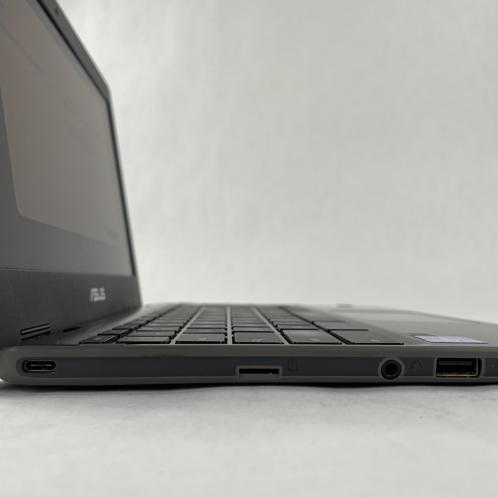 Asus C209M NoteBook 11.6″ Celeron N4020 1.10 GHz 4GB RAM 16 GB Storage READ