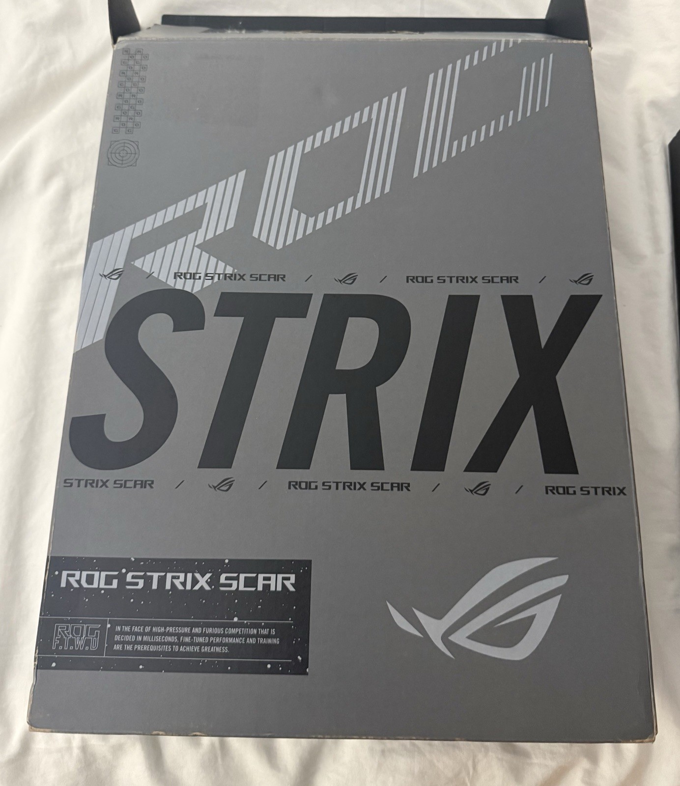Asus ROG Strix Scar 18 G834JYR-XS98, Core i9 14900HX, RTX 4090, 64GB DDR5, 2TB
