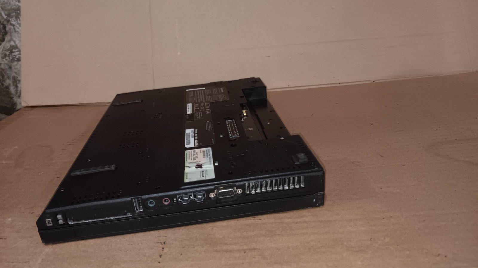 IBM Lenovo ThinkPad R61i Laptop 15.4″ LCD Screen Type 8932-9WU For parts