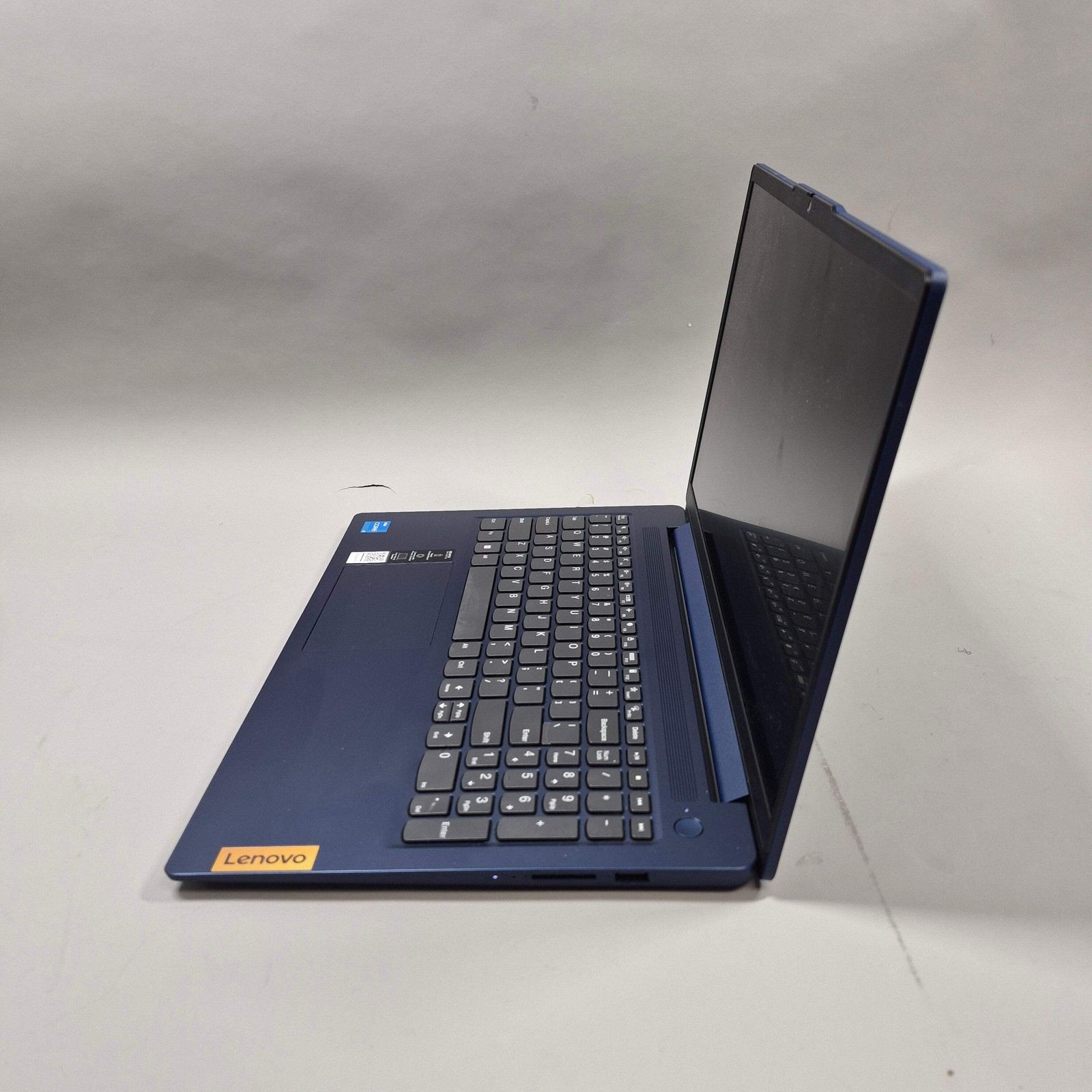 Lenovo IdeaPad Slim3 15IAN8 15.6″ i3-N305 1.8GHz 8GB RAM 256GB SSD