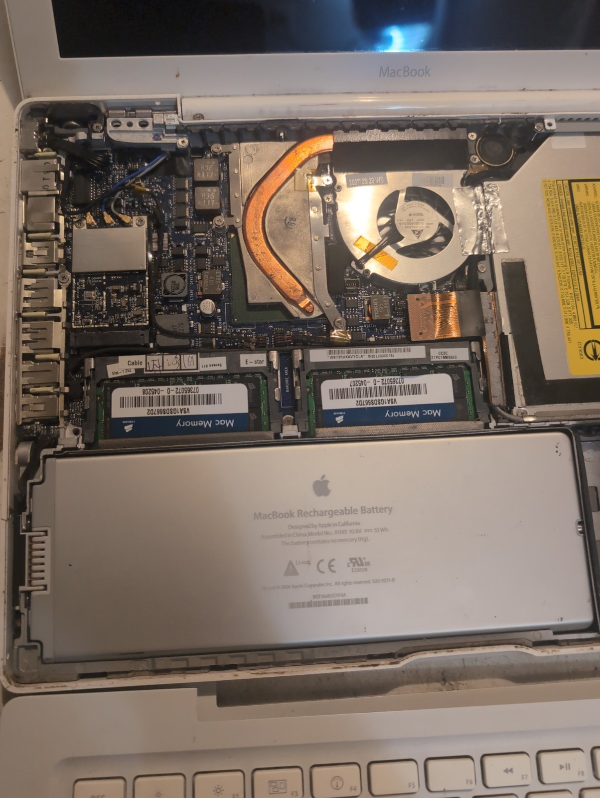 Broken Old Mac Laptop CW-8221-C for Parts Not Working As-Is Read Description