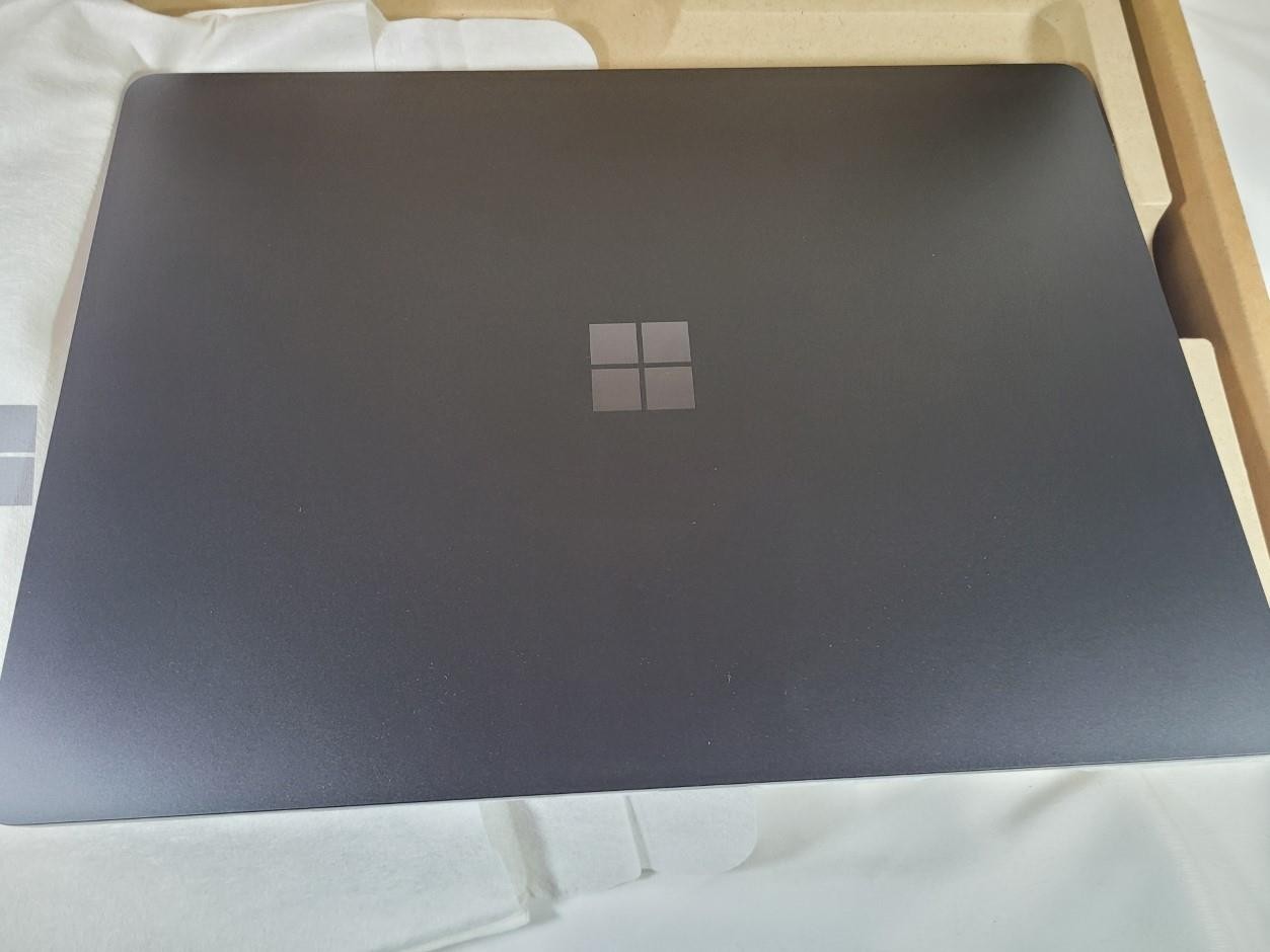Microsoft Surface 15″ Copilot+ Laptop 7th Edition PixelSense Flow Display – 1TB